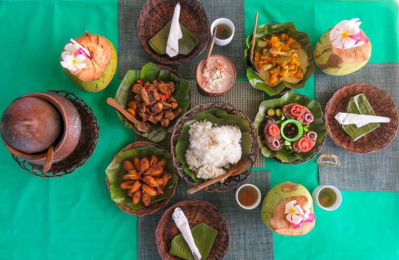 Bohol: Pamilacan Island Dolphin/Turtle Watching Tour & Lunch - Dolphin watching across the Bohol Sea