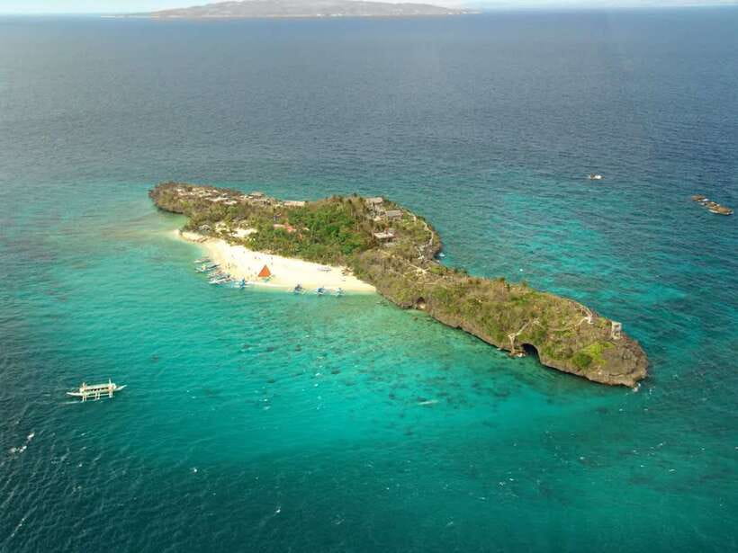 Boracay: Island and Beach-Hopping Boat Tour with Snorkeling - The guides are a major part of the value
