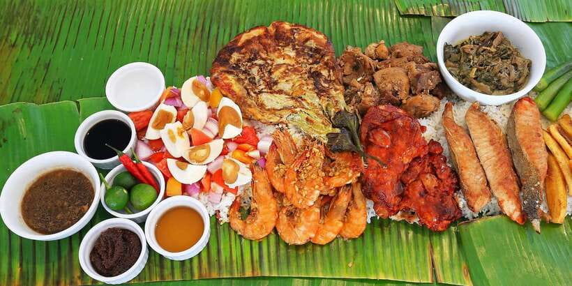 Boracay: Island Hopping Tour with Boodle Fight Lunch - The boodle fight lunch on banana leaves