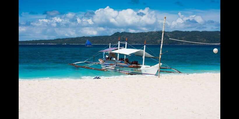 Boracay: Island Hopping Tour with Boodle Fight Lunch - What the hot kawa bath adds