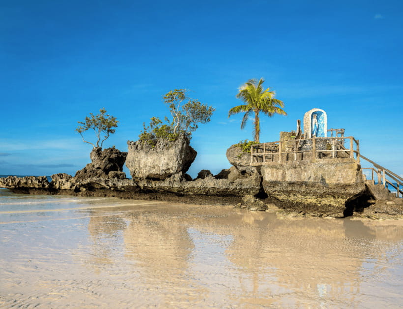 Boracay: Island Hopping with Buffet Lunch & ATV Adventure - Buffet lunch by the water