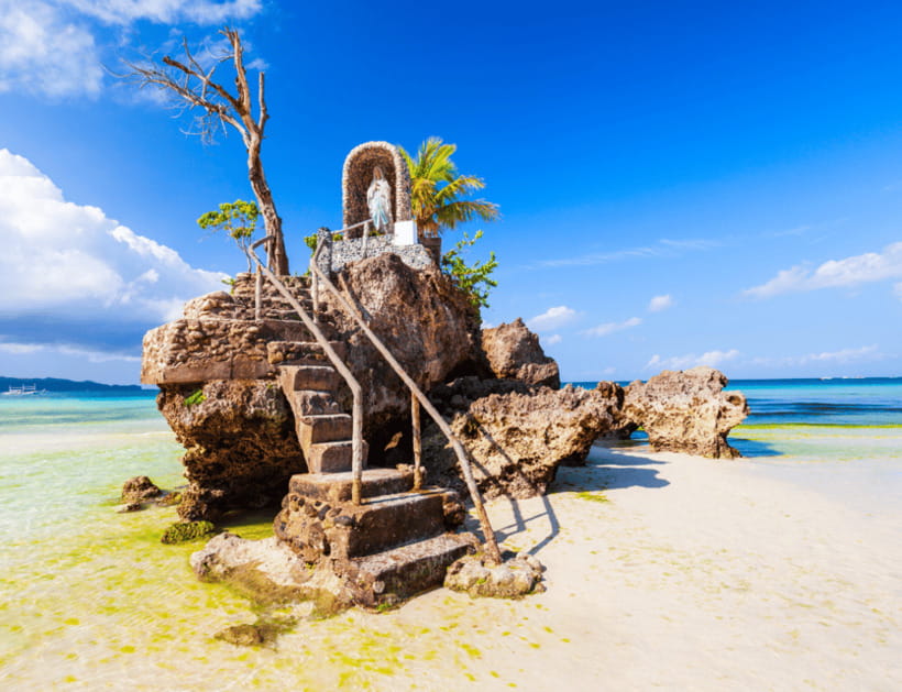 Boracay: Island Hopping with Lunch and Hot Kawa Bath - How the guides affect the day