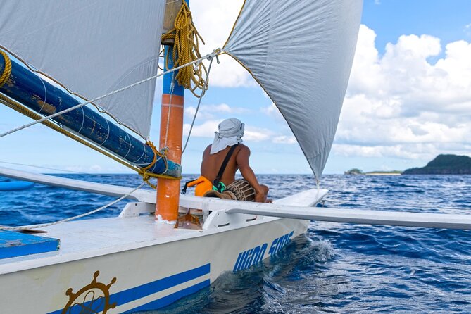 Boracay: Paraw Sailing - Boarding the bamboo double outrigger