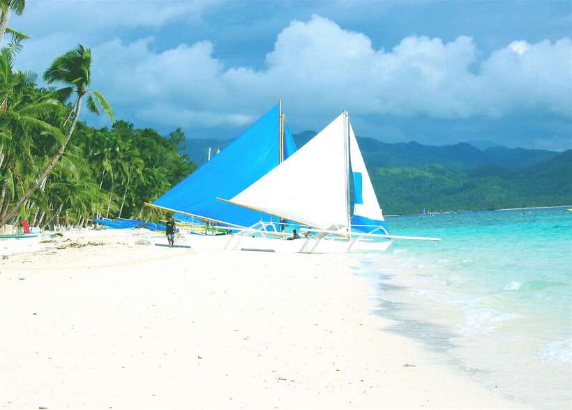 Boracay: Private Traditional Bamboo Boat Sailing Tour - Meeting beside Tiger Sugar Cafe near Station 1
