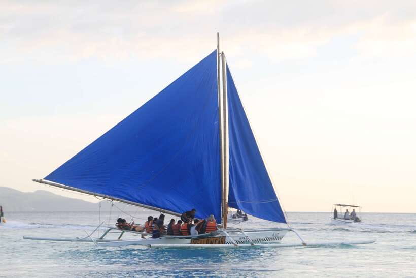 Boracay: Private Traditional Bamboo Boat Sailing Tour - One hour of wind, spray, and island views