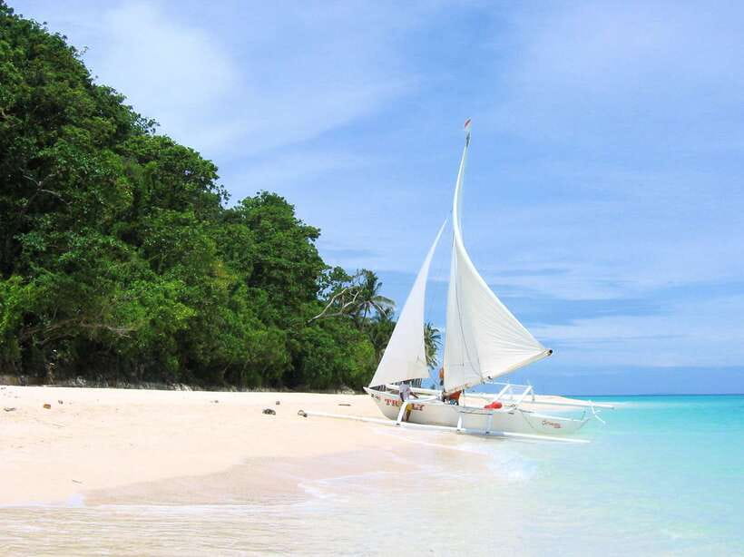 Boracay: Private Traditional Bamboo Boat Sailing Tour - Boarding a narrow bamboo outrigger