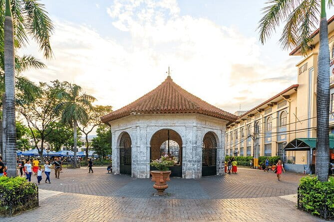 Cebu: Exploring Cebu City's rich history and Uphill Tour - Lunch at House of Lechon