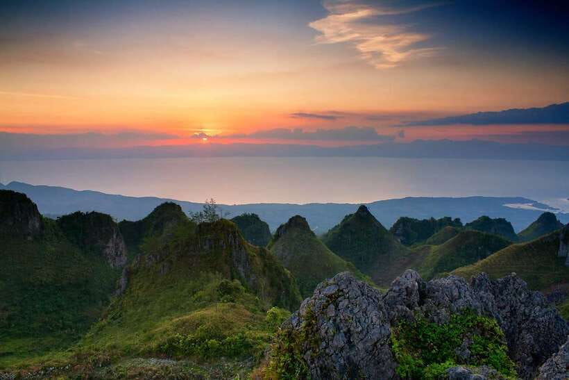 Cebu: Osmeña Peak and Kawasan Falls Canyoneering Day Trip - Breakfast, road time, and the shape of the day