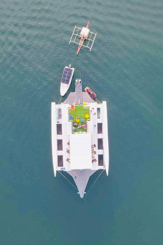 Coron Island: Premier Trimaran Tour - Twin Lagoon and the changing water