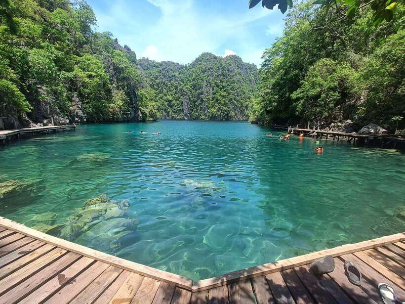 CORON:ISLAND TOUR A Lakes and Snorkeling with Corals - Banul Beach: lunch beside limestone and sand