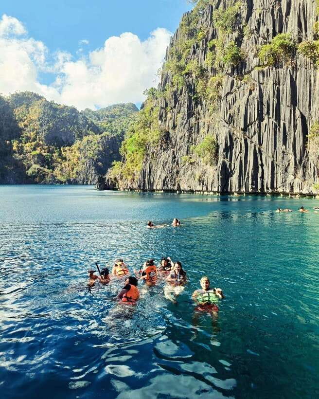 Coron/Palawan: Coron Super Ultimate Tour with Lunch - A white-sand lunch stop with changing scenery