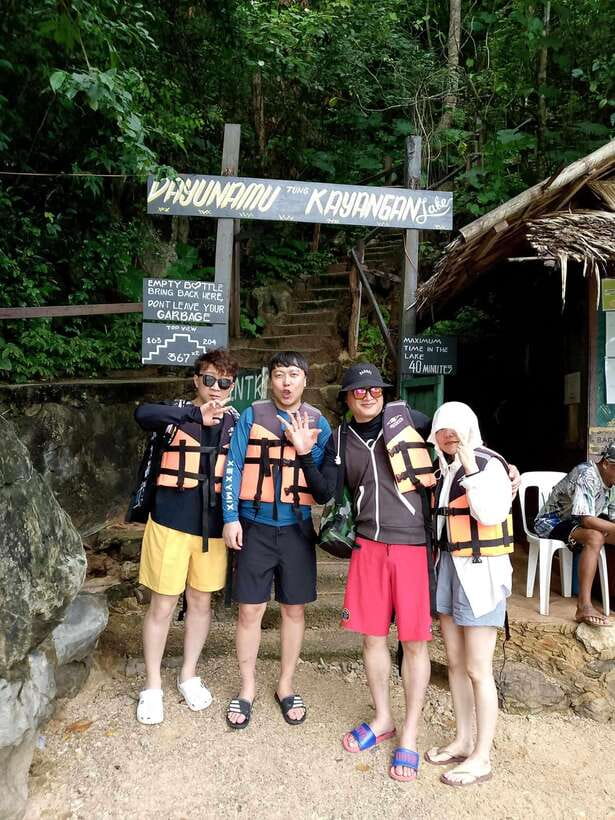 Coron/Palawan: Coron Super Ultimate Tour with Lunch - Boat size, guides, and the pace of the day
