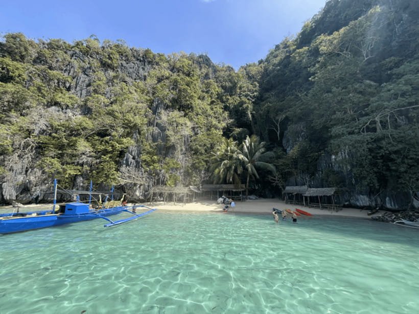 Coron: Private Boat Hire with Guided Tour and Lunch on Beach - How the guides shape the day