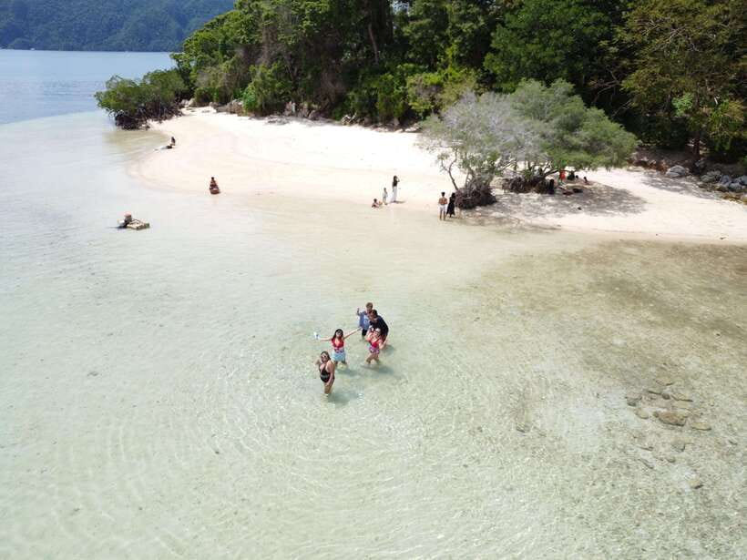 CORON TOUR - PRIVATE BOAT RENTAL with LUNCH (7 Destinations) - What the guide and crew add