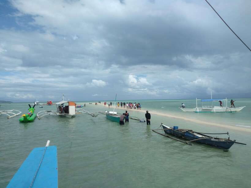 Dumaguete: Dolphin Watching & Manjuyod Sandbar Private Tour - Manjuyod Sandbar and the wooden houses