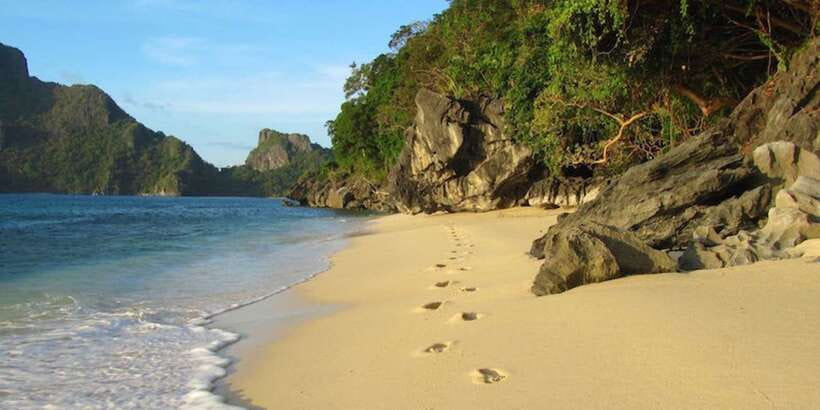 El Nido: Hidden Beaches and Lagoons Boat Hopping Tour D - Paradise Beach offers easy swimming and good snorkeling