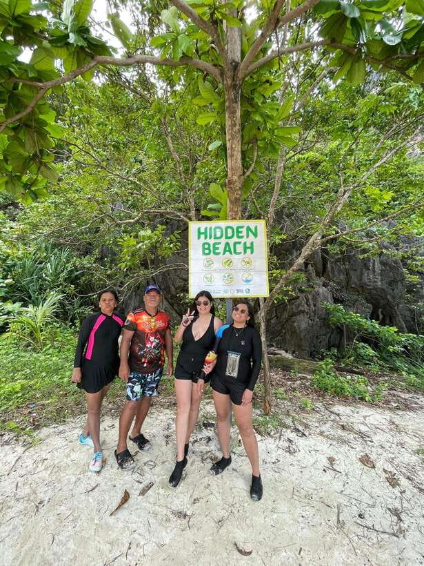 El Nido: Island Hopping and Snorkeling Private Boat Tour C - Helicopter Island and the first snorkel