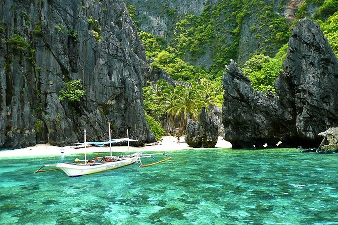 El Nido Island Hopping Tour C with Lunch - Secret Lagoon requires a small swim through stone