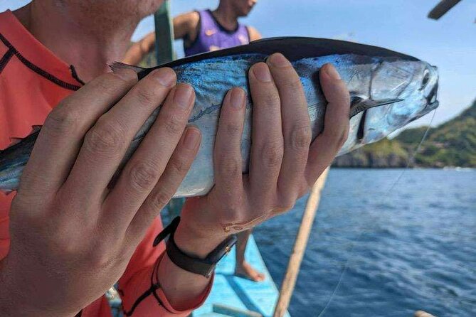 El Nido Palawan fishing with local Fisherman with lunch - Setting out on a small outrigger boat