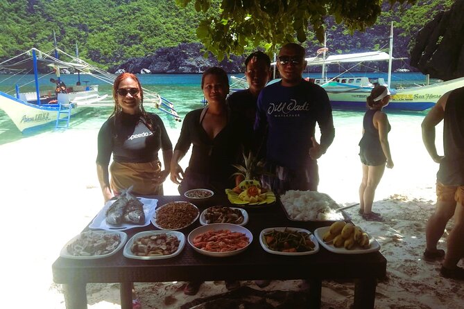 El Nido Tour A - Group w/ Buffet Lunch - Shimizu Island brings lunch and clear water