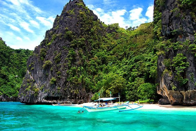 El Nido Tour A - Big Lagoon and the limestone walls of Miniloc Island