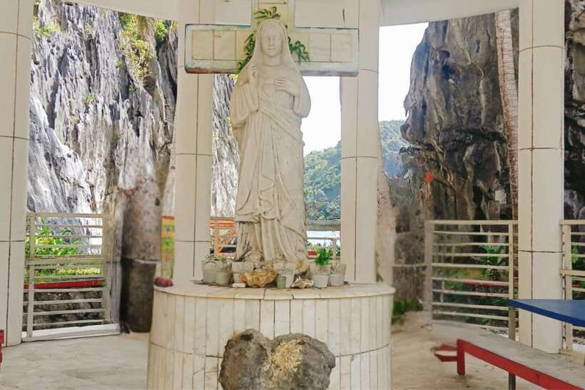 El Nido: Tour C to Hidden Beach, Helicopter Island & More - The unnamed middle stop and time for the bay