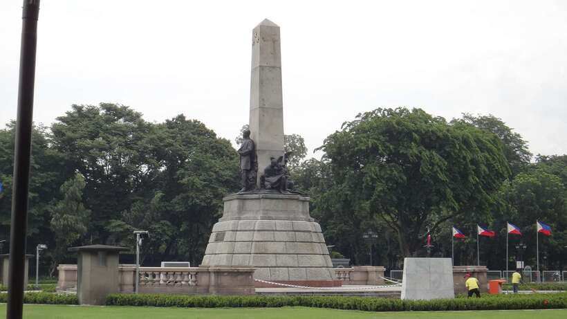 Full-Day Manila City, Tagaytay Taal Volcano and Lake Tour - Walking through Intramuros