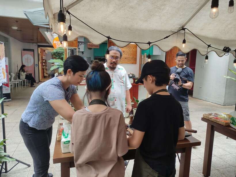 Makati: Hands on Manila Cooking Class - Pancit, lumpia, and turon from scratch