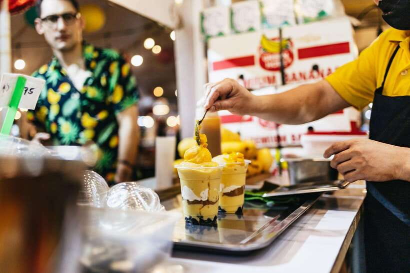 Manila: Guided Night Market Experience - Choosing Filipino food without guesswork