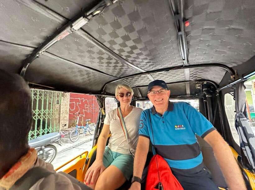 Manila: Guided Tuk Tuk Ride - Street food and Filipino flavors