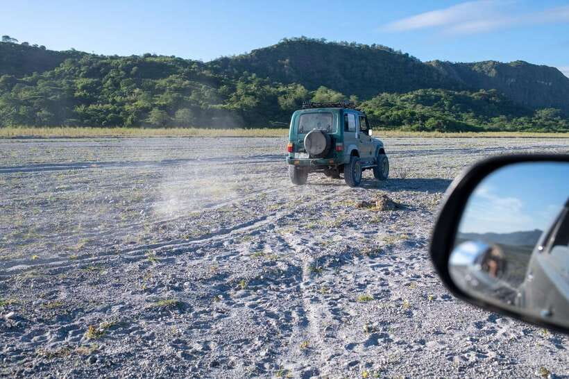 Manila: Mount Pinatubo 4X4 & Hiking Trip - Reaching the turquoise crater lake
