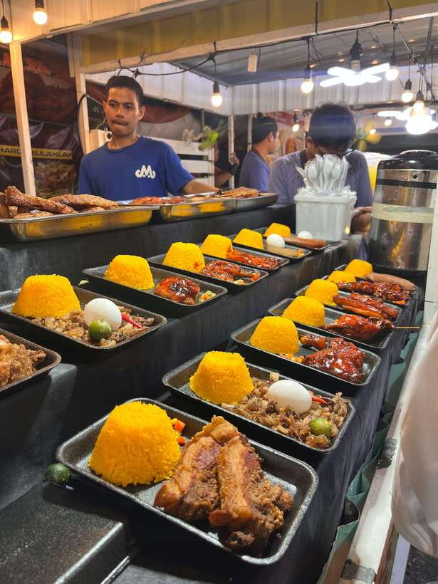 Manila Night Market with Local Guide - Trying Filipino street food