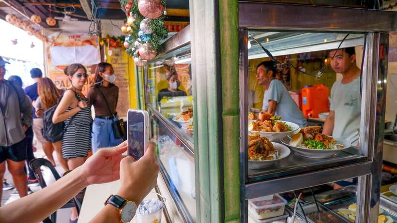Manila: Sightseeing and Food Walking Tour with Tastings - Local transport turns the city into part of the tour