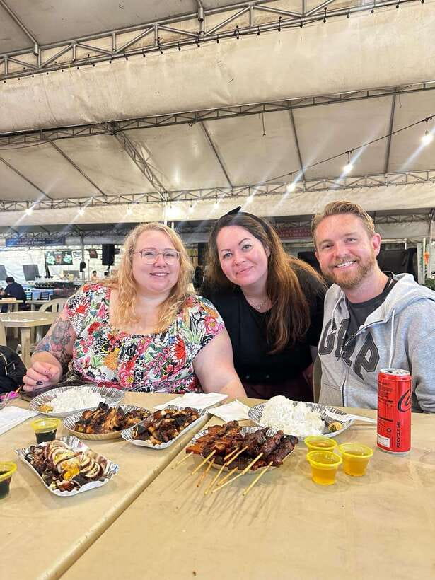 Manila Street food and Night Market Tour - Divisoria and Ilaya Street: food beside bargain shopping