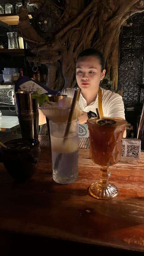 Manila Ultimate Nightlife Pub Crawl - Live music determines the pace of the evening