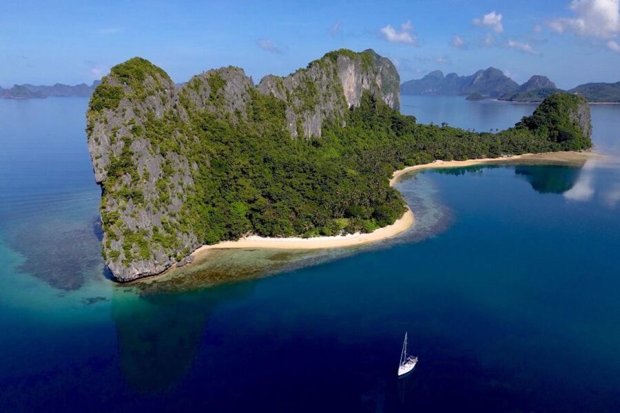 Palawan: Private Sailing Yacht Cruise in El Nido - Malpacao Island and the first snorkeling stop