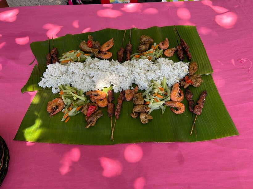 Pamilacan island: Dolphins, snorkel, lunch and walking tour - Walking through island history