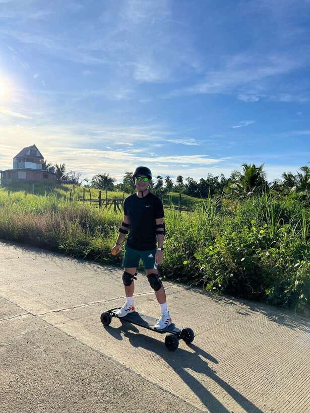 Siargao : Sunset 2 Hours Guided Electric Skate Experience - Learning the board at Jacking Horse Beach