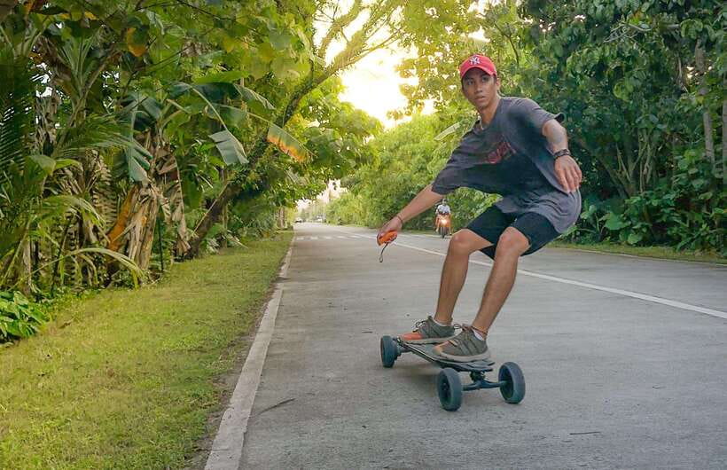 Siargao : Sunset 2 Hours Guided Electric Skate Experience - A refreshment stop at ShakaBrah Skate Park