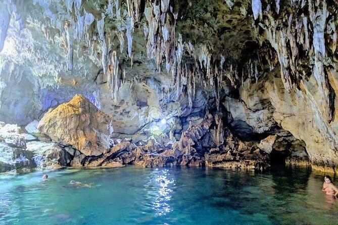 The tour of the must-see sites of Bohol - Hinagdanan Cave and its underground pool